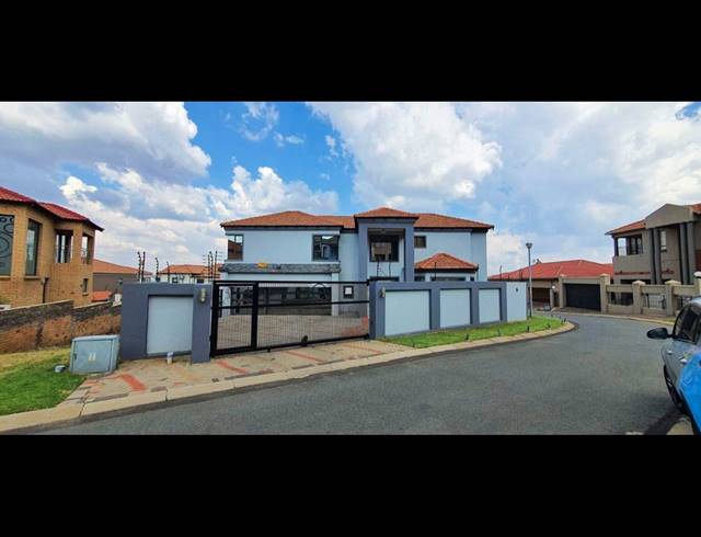 4 BEDROOM TOWNHOUSE FOR SALE IN SOUTH CREST